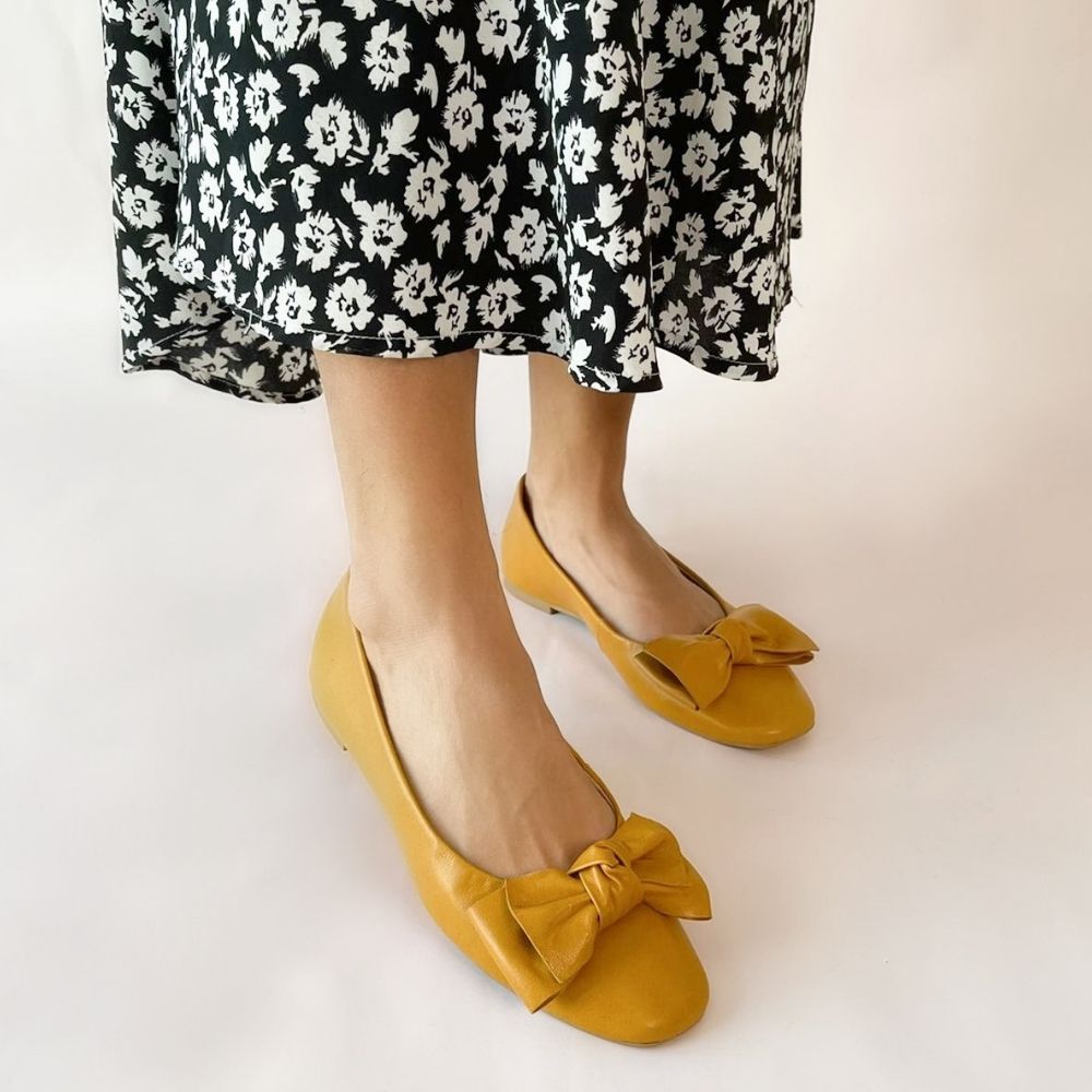 Sapatilha santa flor laço mostarda feminina