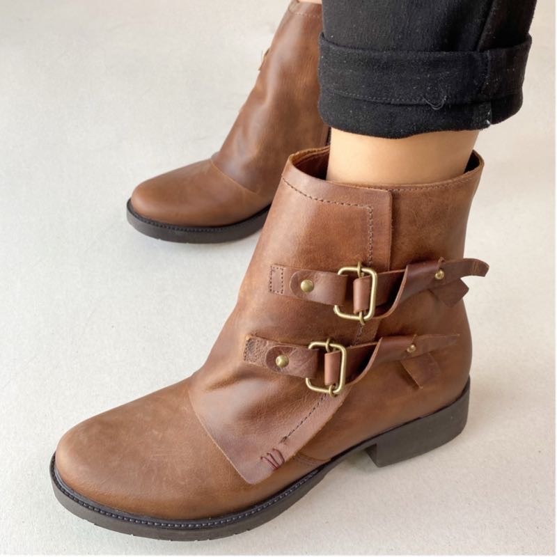 Bota via paula duas fivelas caramelo feminina :: Amil Calçados