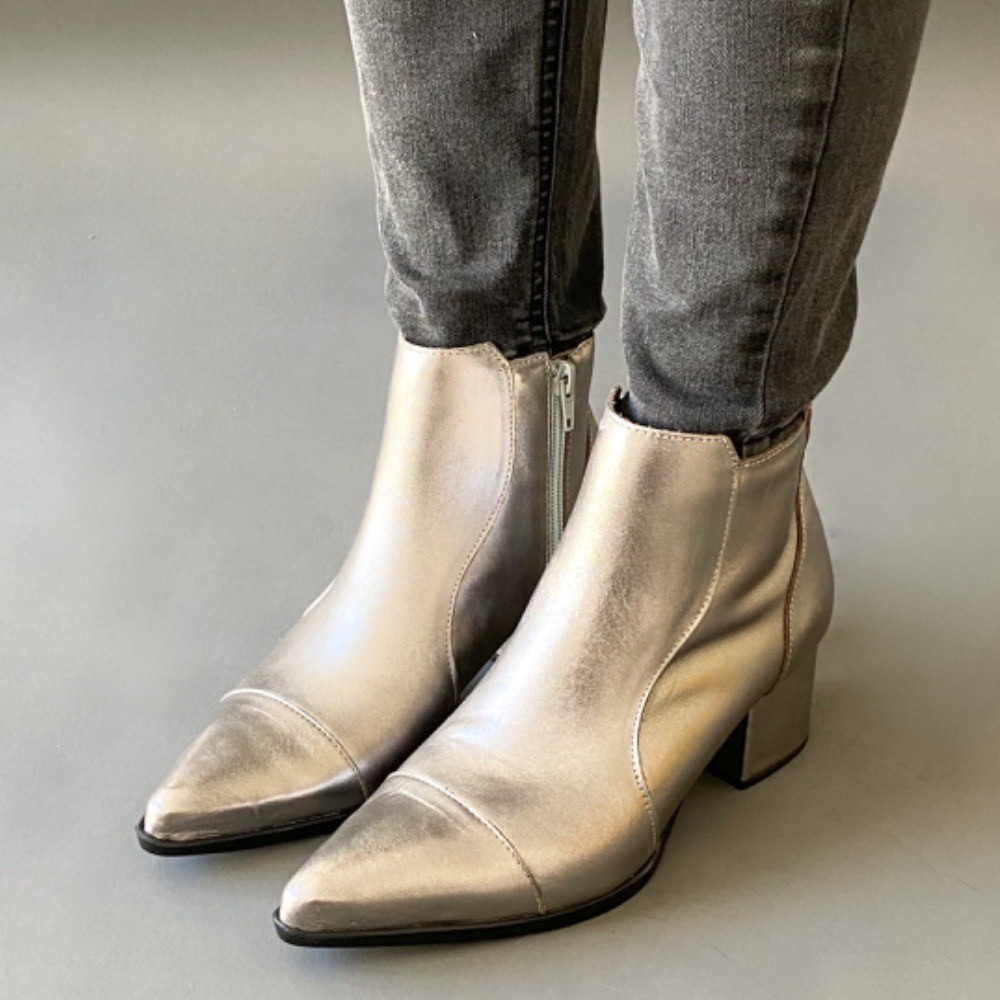 BOTA SANTA FLOR BASICA PRATA FEMININA