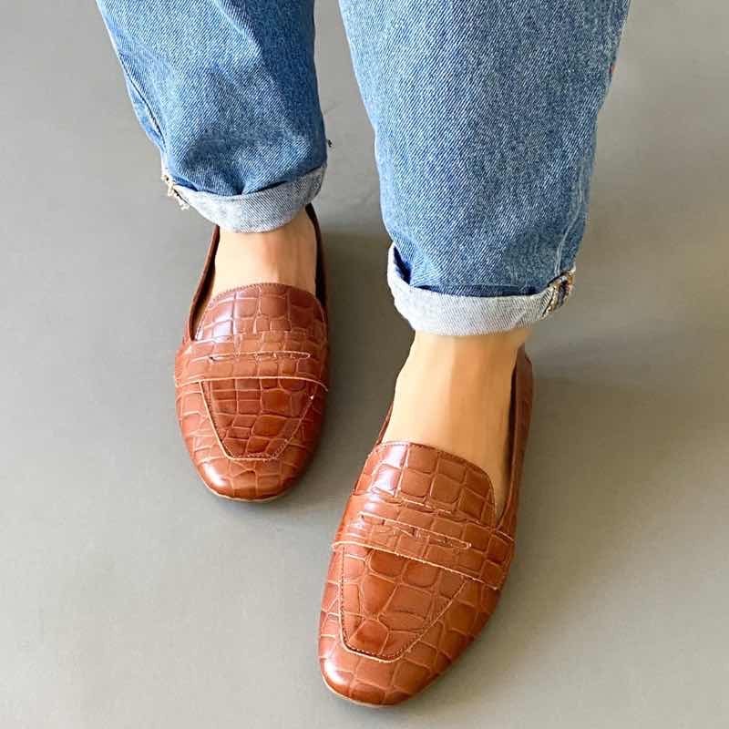 SAPATO SANTA FLOR LOAFER CROCO CONHAQUE FEMININO