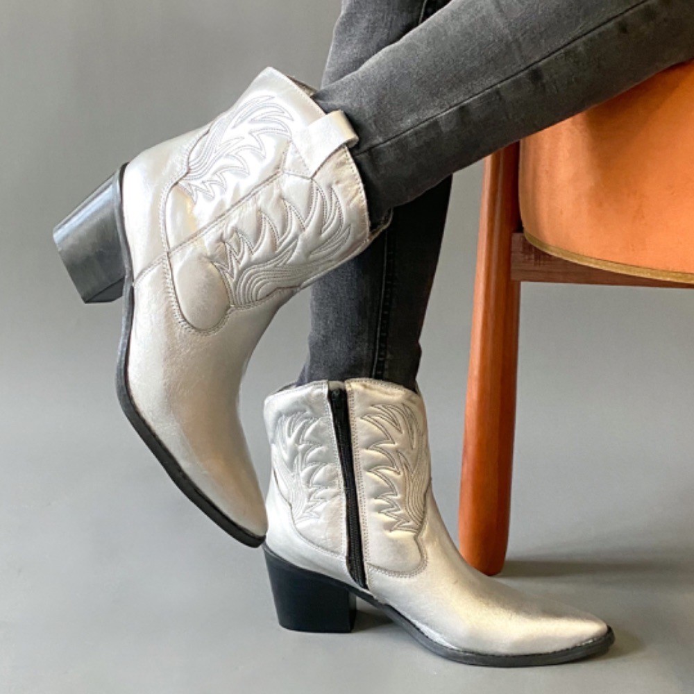 Bota western via paula bordada prata feminina :: Amil Calçados