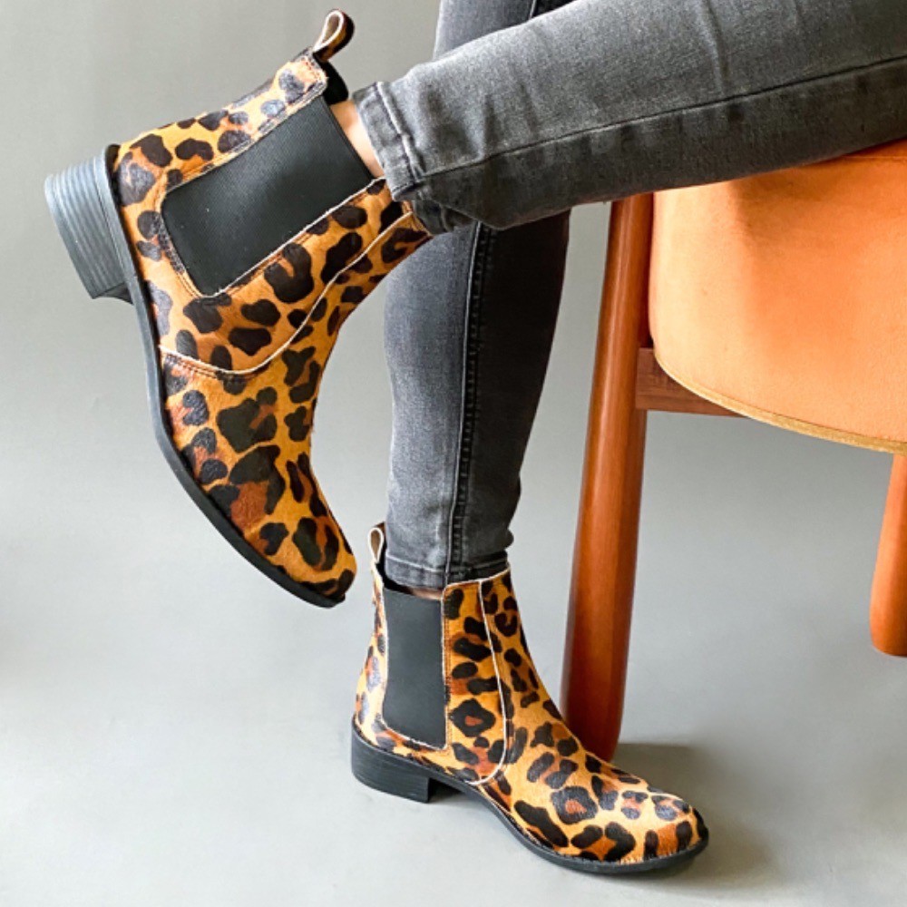 Bota rasteira via paula chelsea pelo onça feminina :: Amil Calçados