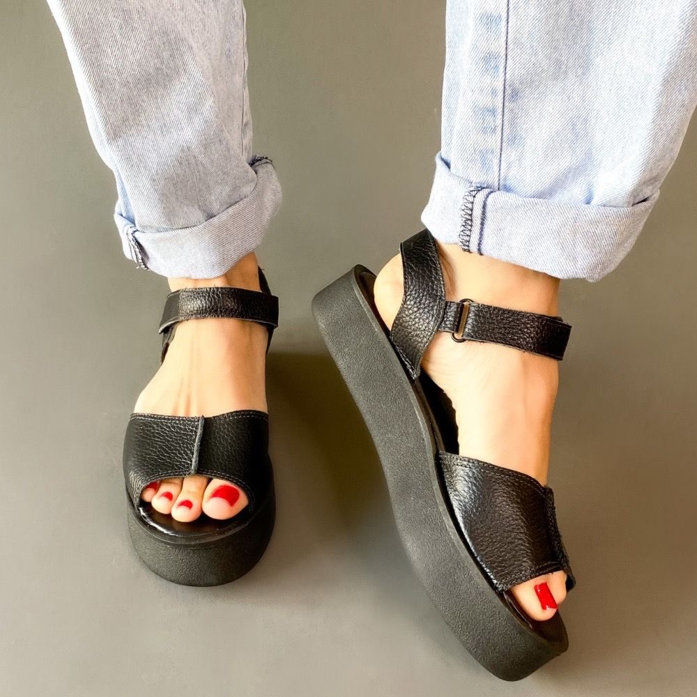 SANDÁLIA FLATFORM CIA GALLO UMA TIRA VELCRO PRETA FEMININA