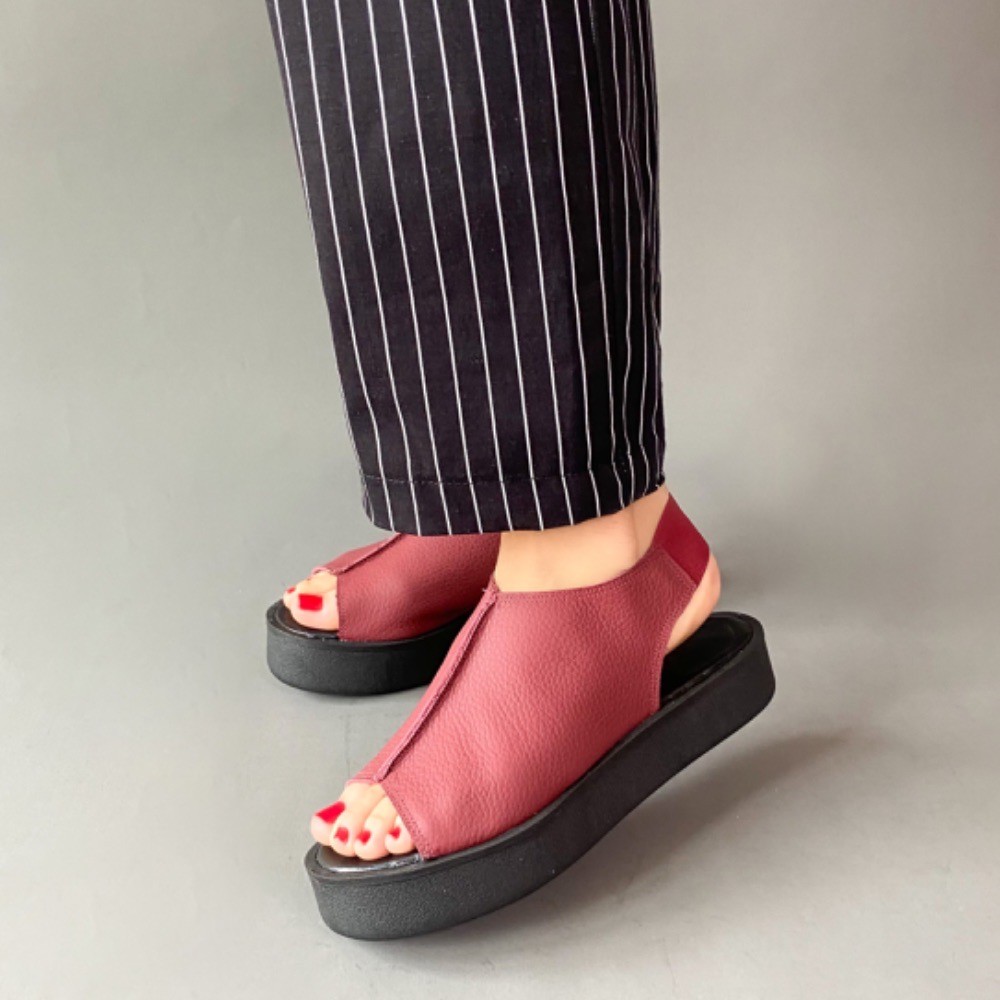 SANDÁLIA FLATFORM CIA GALLO FECHADONA ELÁSTICO VINHO FEMININA