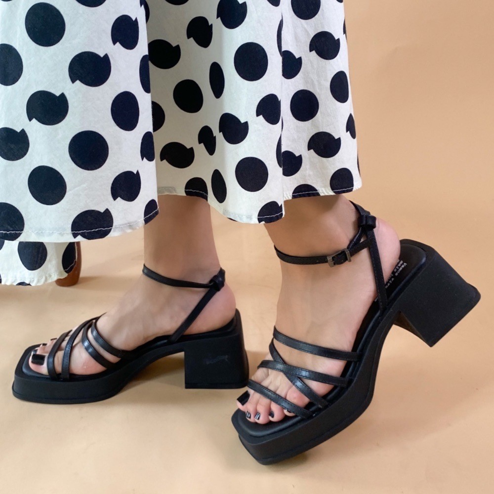 Sandália plataforma cravo e canela tirinhas preta feminina :: Amil