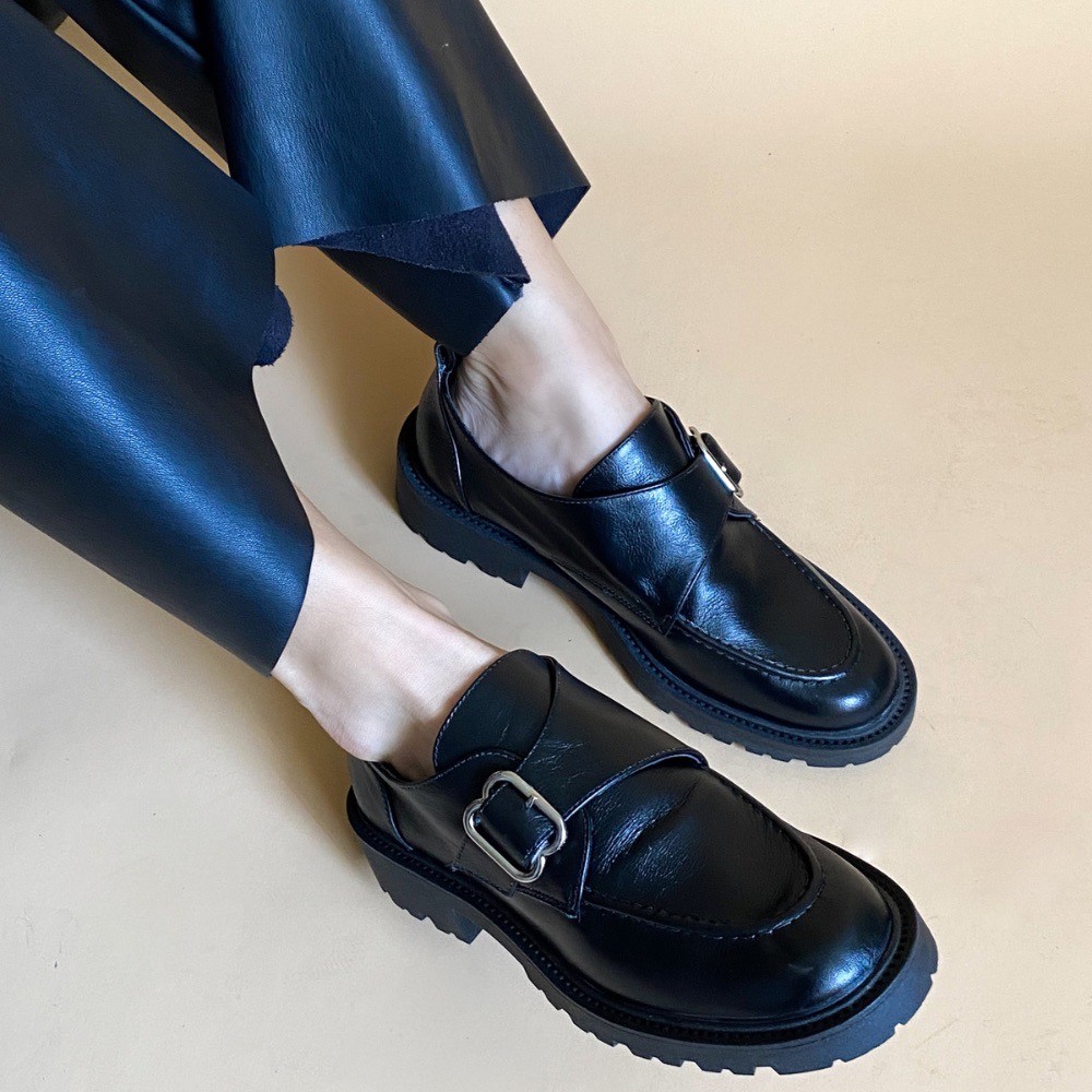 SAPATO LIA LINE TRATORADO COM FIVELA PRETO FEMININO