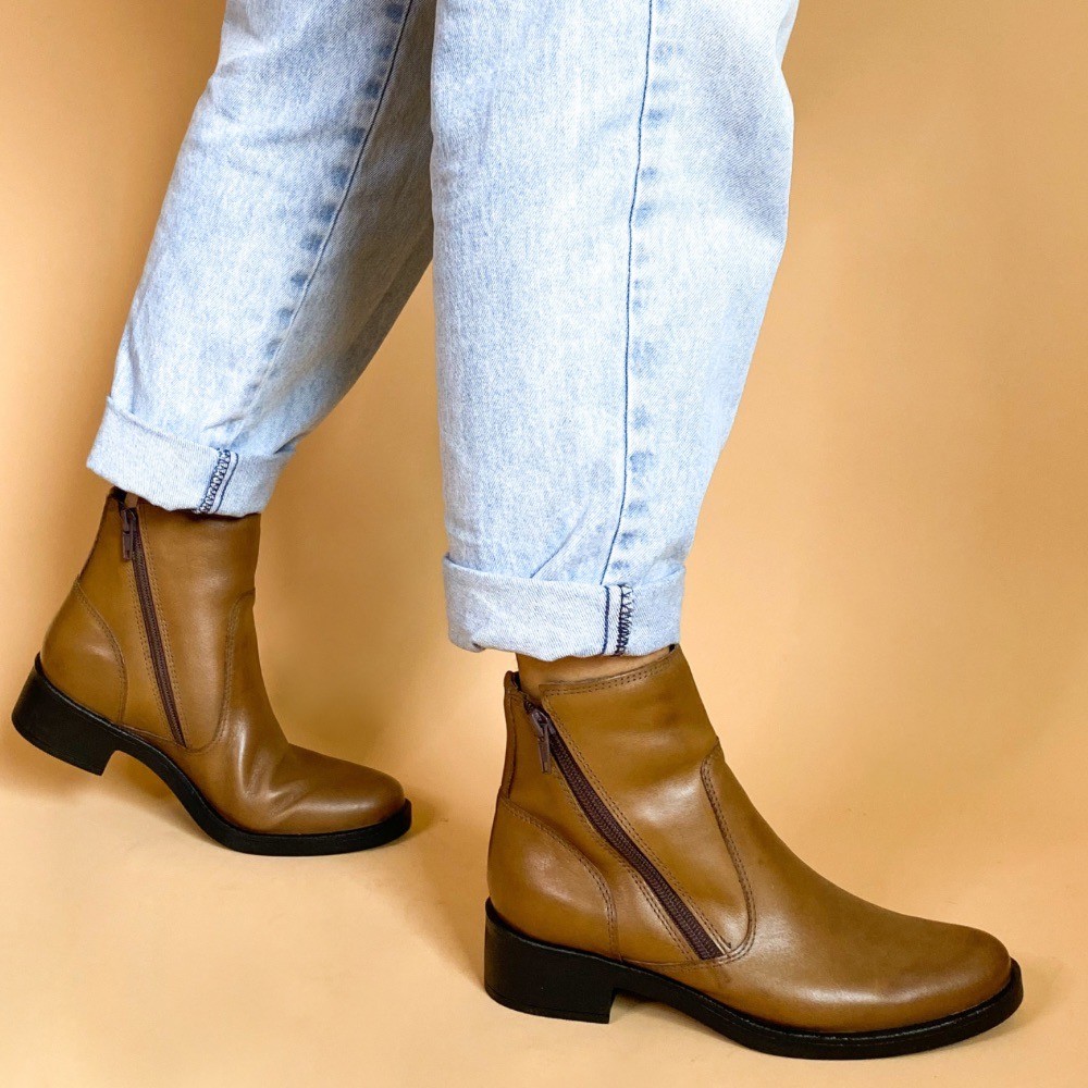 BOTA VIA PAULA DOIS ZíPERS TAUPE FEMININA