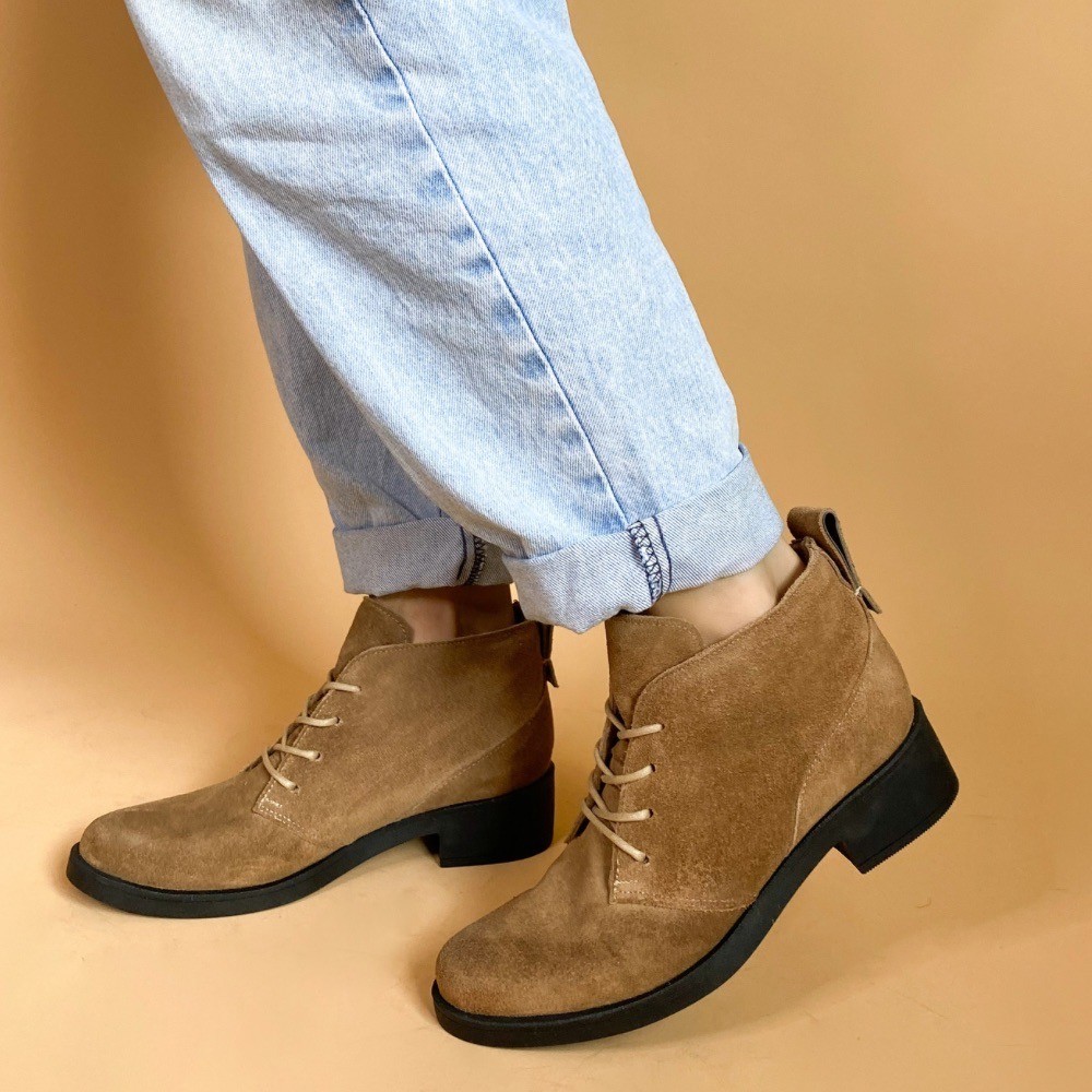 Bota via paula camurça cordão taupe feminina :: Amil Calçados