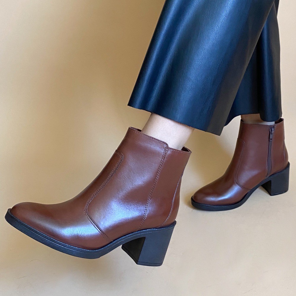 Bota via paula básica marrom feminina :: Amil Calçados