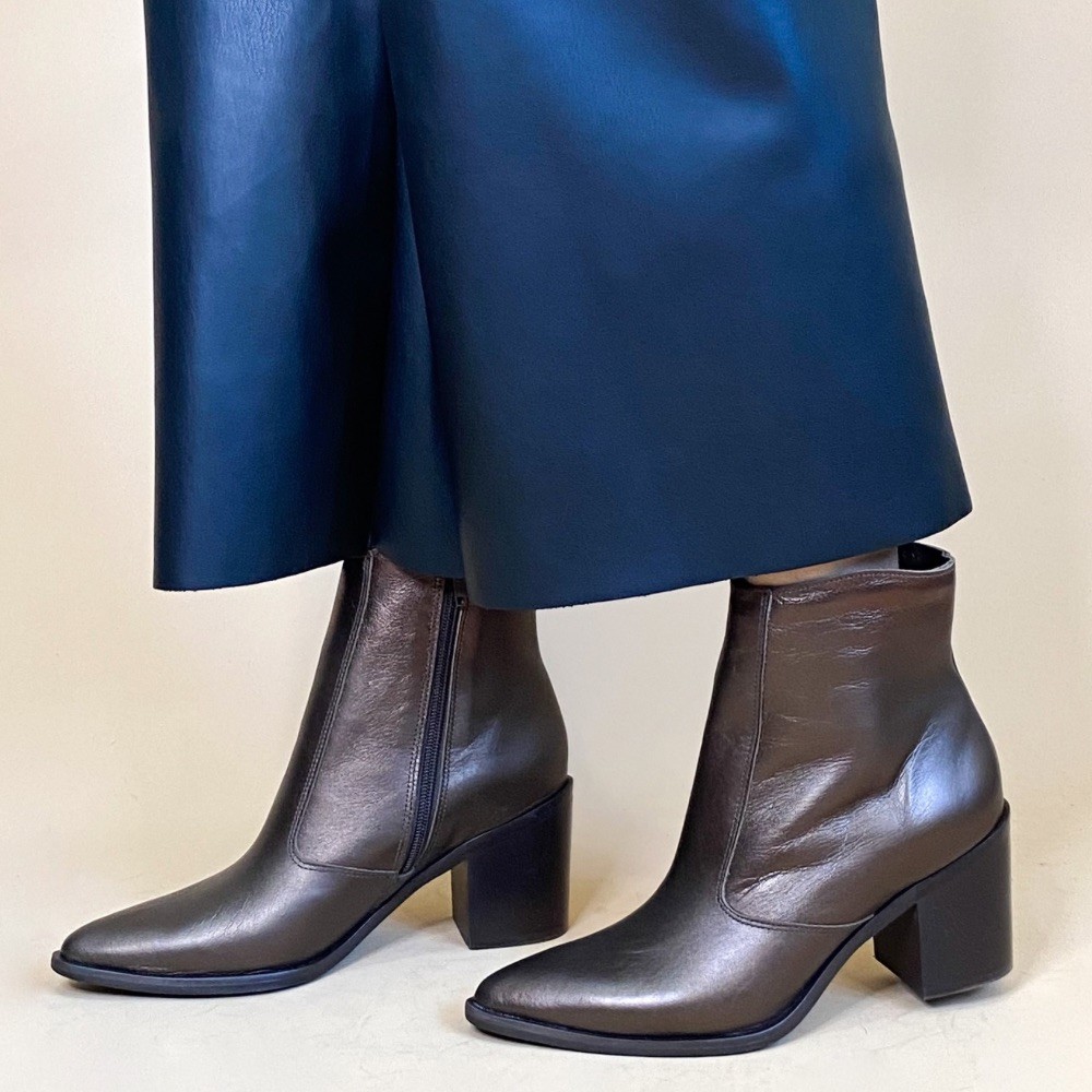 Bota via paula básica bronze feminina :: Amil Calçados