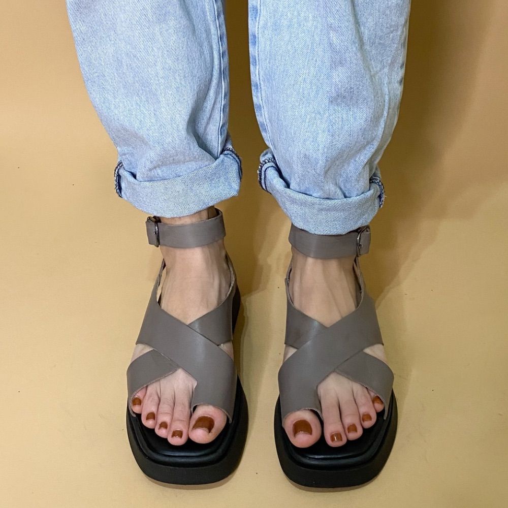 SANDÁLIA FLATFORM ZIMBAUÊ CRUZADA CINZA FEMININA