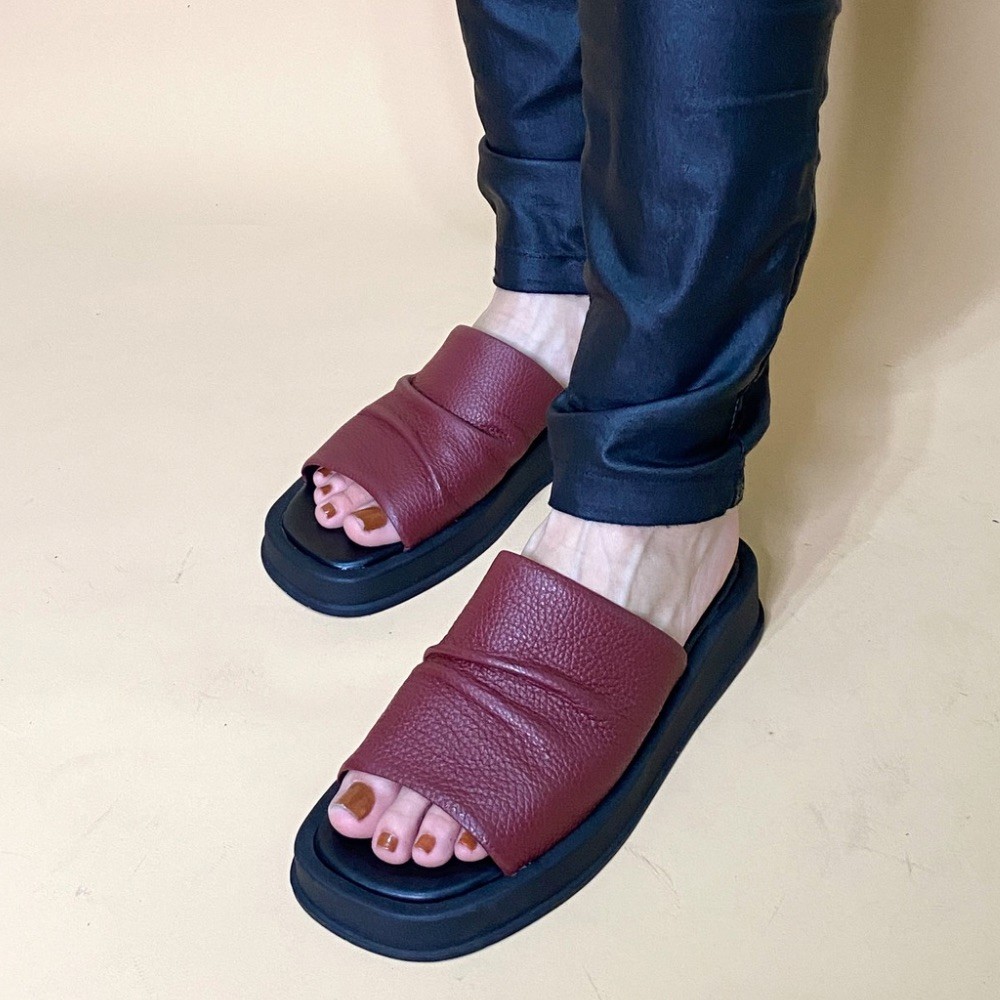 SANDÁLIA FLATFORM ZIMBAUÊ FECHADONA VERMELHA FEMININA
