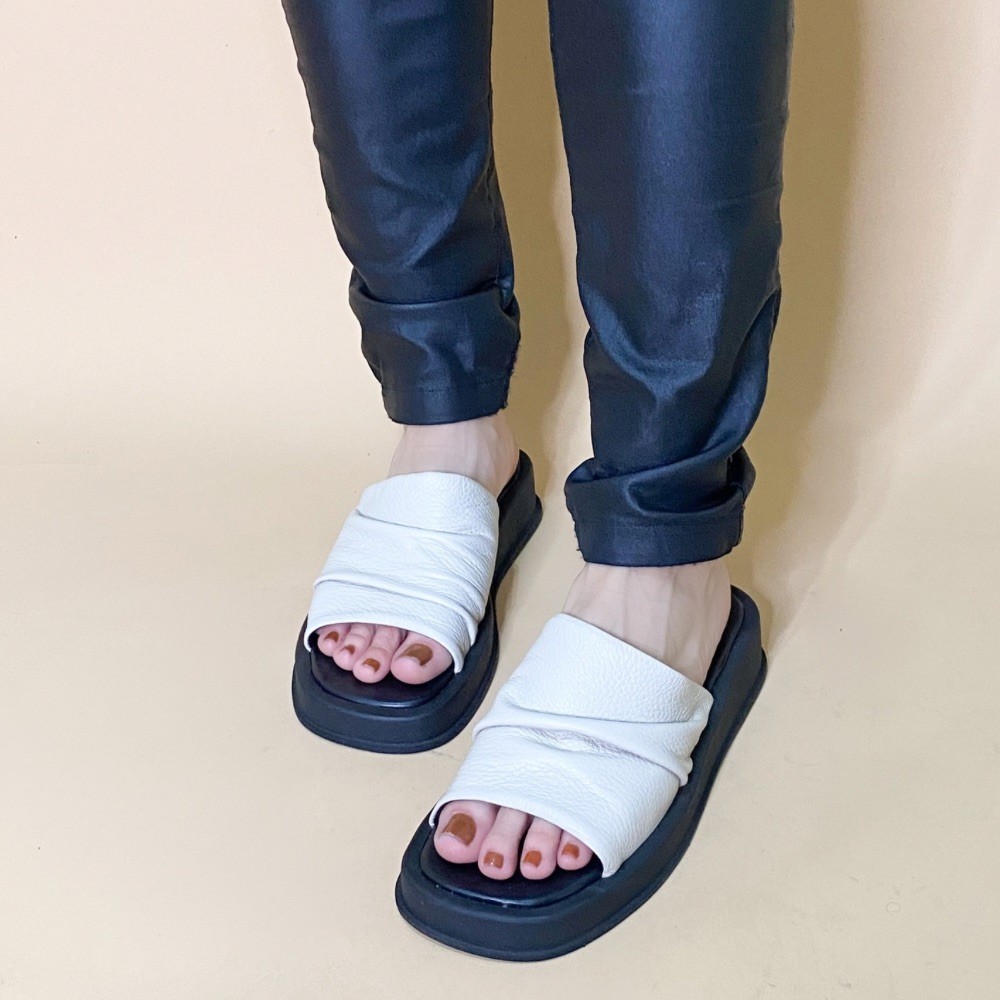SANDÁLIA FLATFORM ZIMBAUÊ FECHADONA OFF WHITE FEMININA