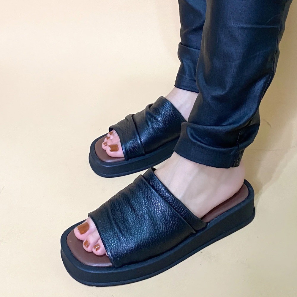 SANDÁLIA FLATFORM ZIMBAUÊ FECHADONA PRETA FEMININA