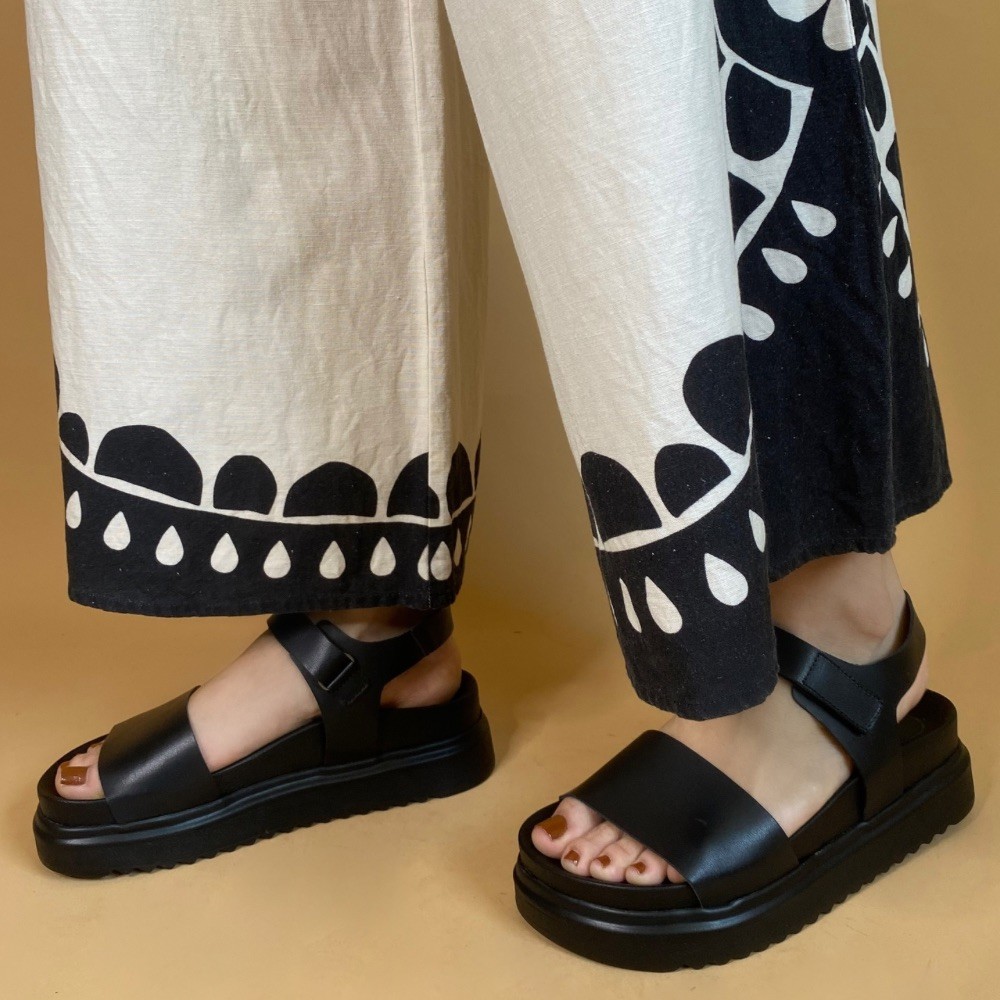 SANDÁLIA FLATFORM AYE-AYE UMA TIRA PRETA FEMININA