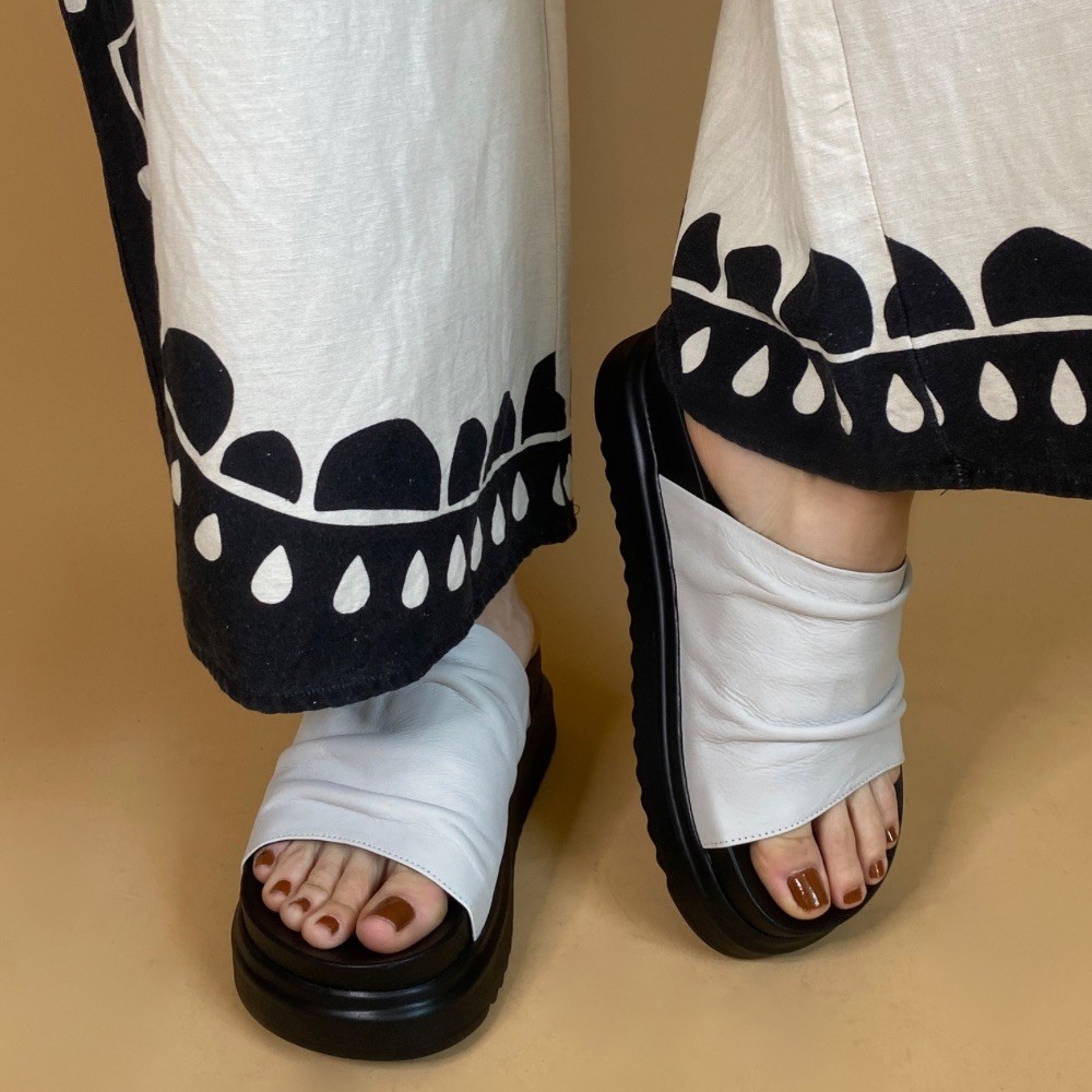SANDÁLIA FLATFORM AYE-AYE FECHADONA GELO FEMININA