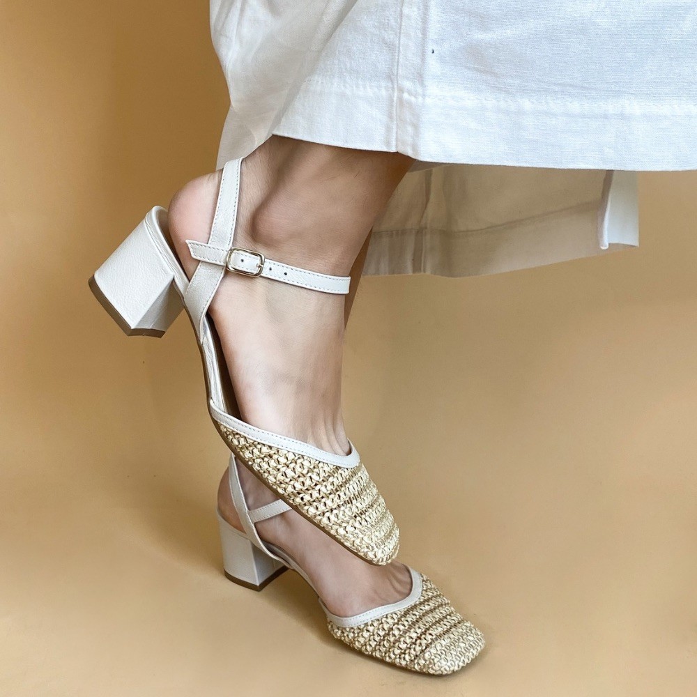 Sapato santa flor chanel off white feminino :: Amil Calçados