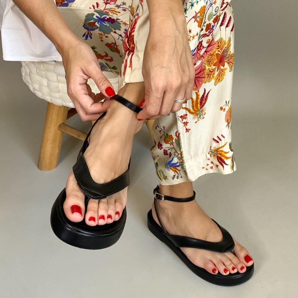 SANDÁLIA FLATFORM OFFLINE DEDO FIVELA PRETA FEMININA