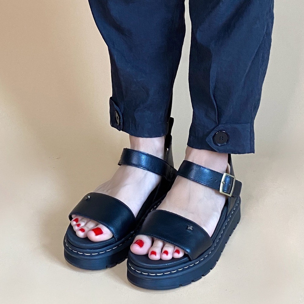 Sandália cravo e canela tira preta feminina :: Amil Calçados