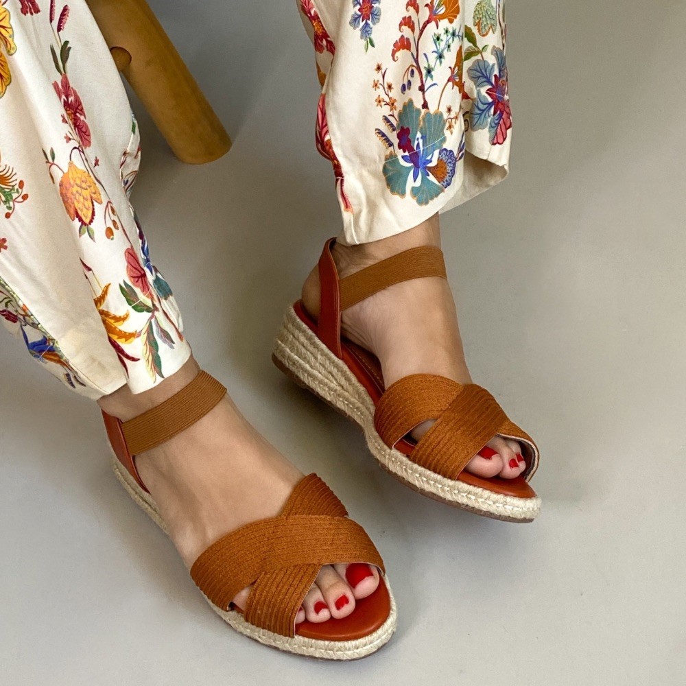 SANDÁLIA ESPADRILLE VALENTINA CRUZADA CARAMELO FEMININA