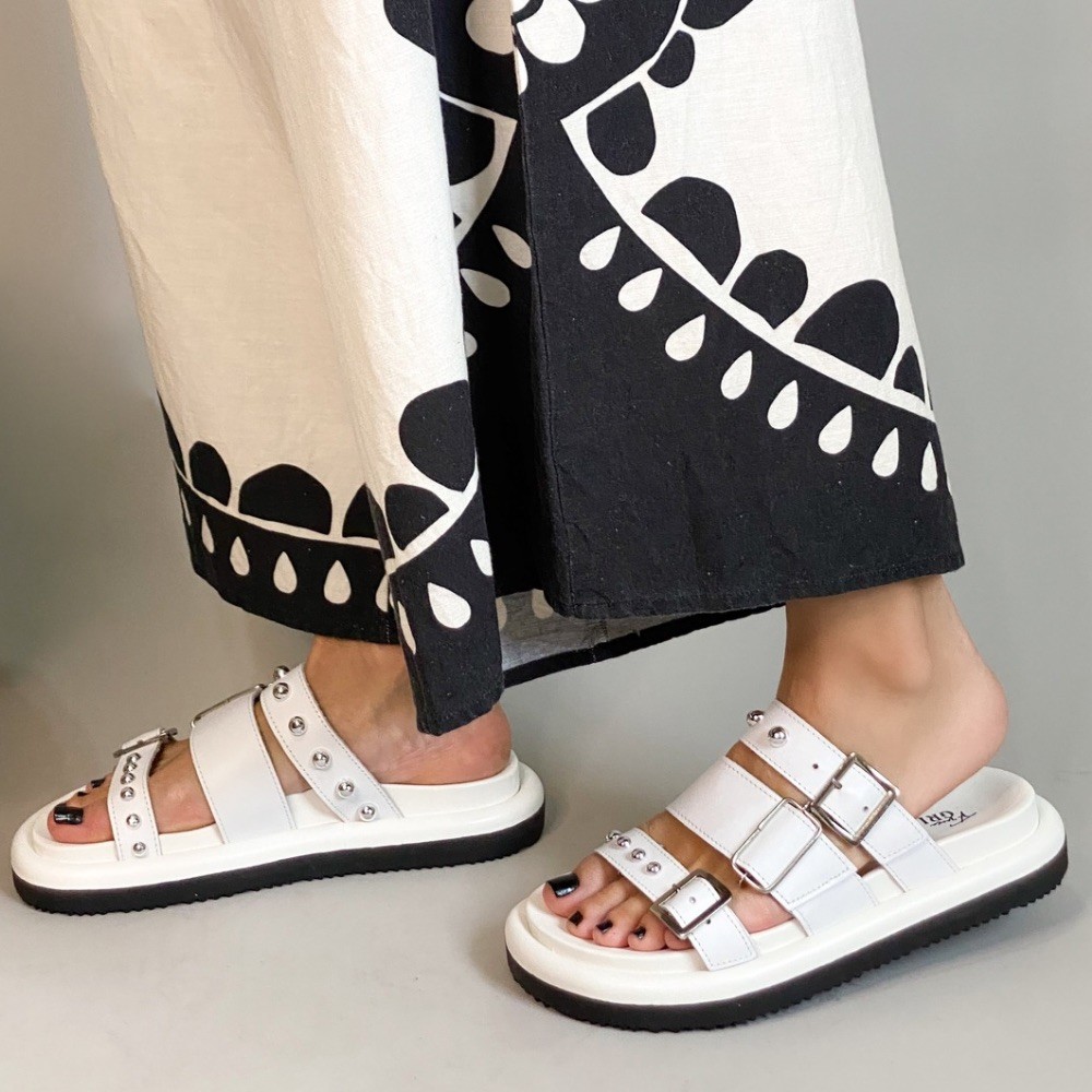 SANDÁLIA FLATFORM DEGRIFFE TRÊS TIRAS COM METAIS PRETA FEMININA