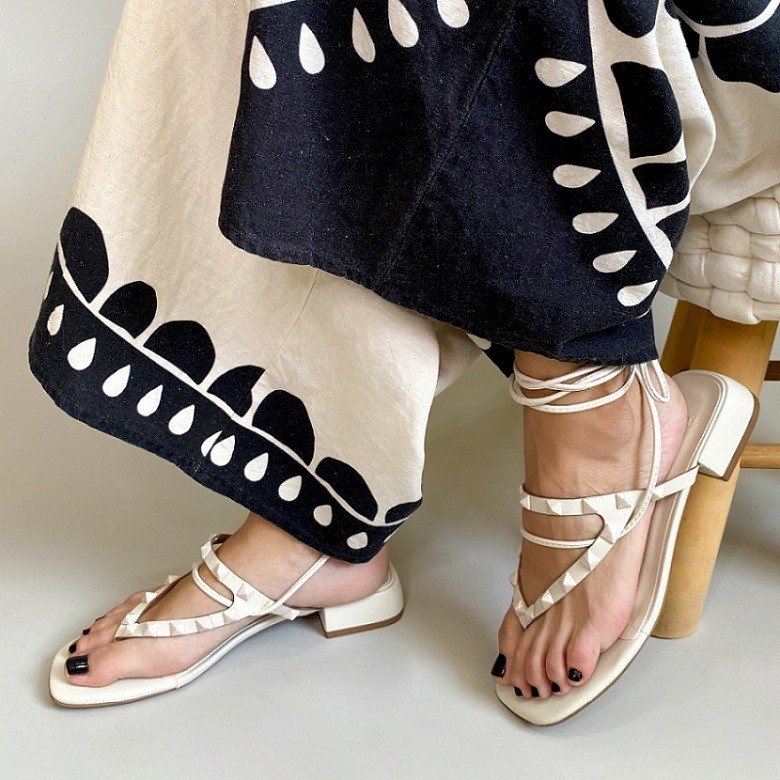 Sandália salto baixo zabumba spike off white feminina :: Amil Calçados