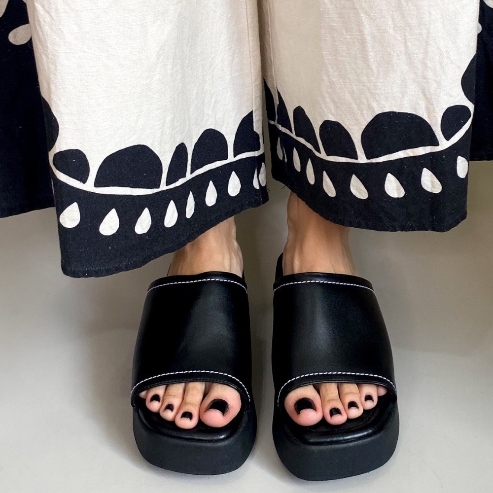 SANDALIA FLATFORM OFFLINE UMA TIRA PRETA FEMININA