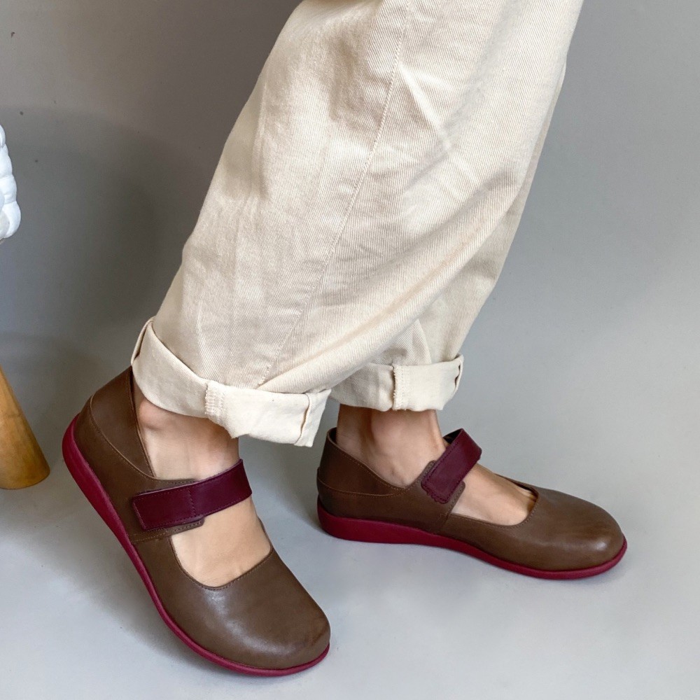 SAPATILHA AYE-AYE UMA TIRA VELCRO CASTANHO FEMININA