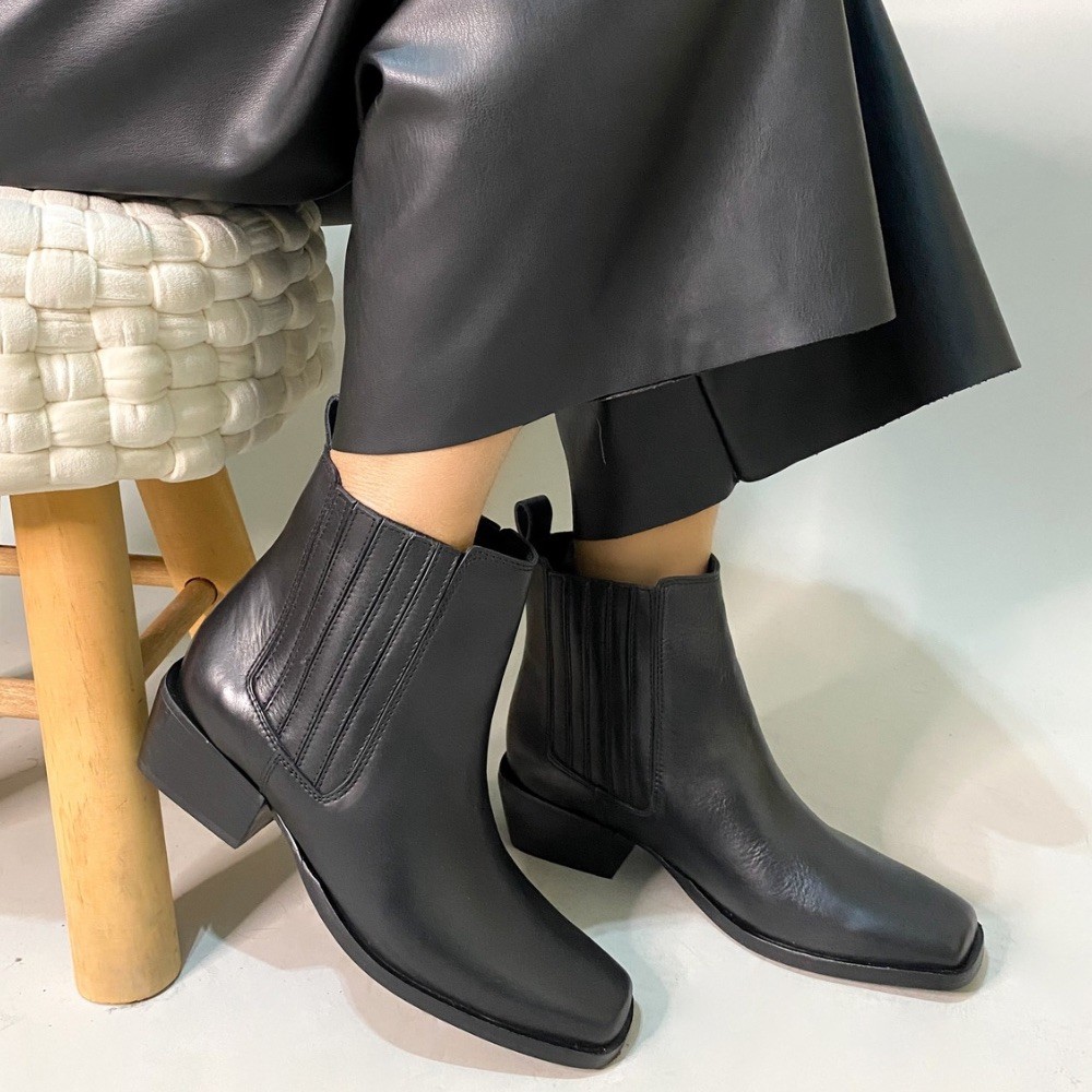 Bota via paula chelsea preta feminina :: Amil Calçados