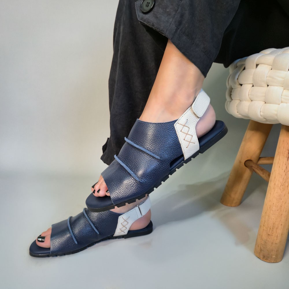 SANDÁLIA RASTEIRA ANNE MORAES FECHADA COM VELCRO AZUL MARINHO FEMININA