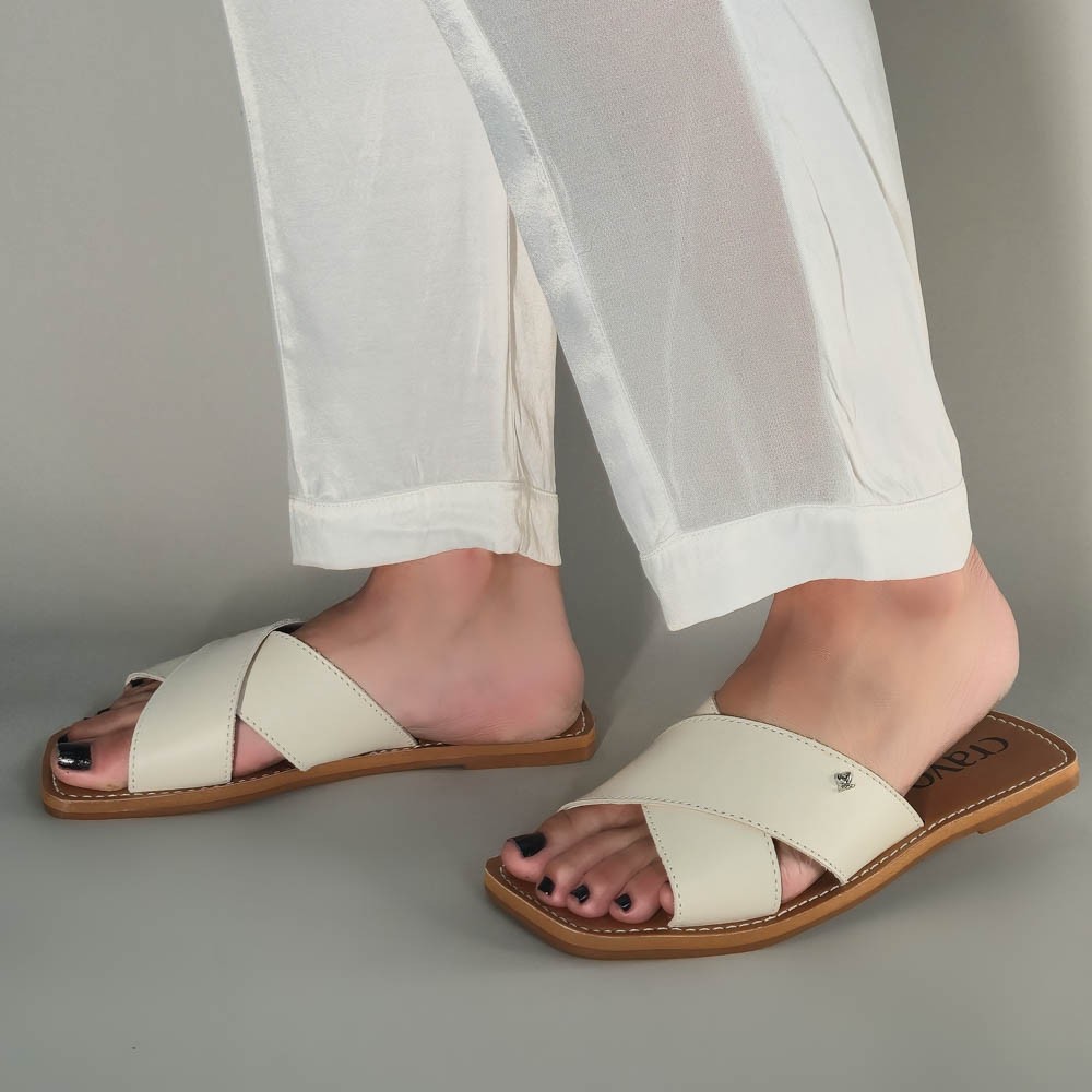 SANDÁLIA RASTEIRA CRAVO E CANELA CRUZADA OFF WHITE FEMININA