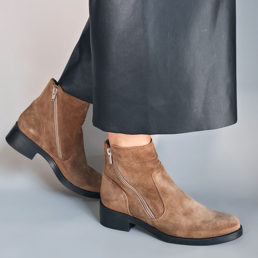BOTA VIA PAULA DOIS ZíPERS CAMURÇA TAUPE FEMININA