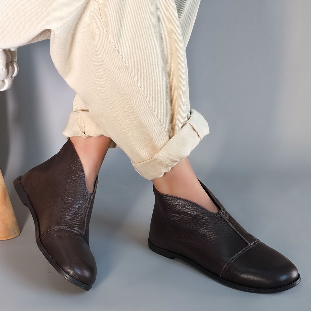 BOTA ZIMBAUÊ BÁSICA CASTANHO FEMININA