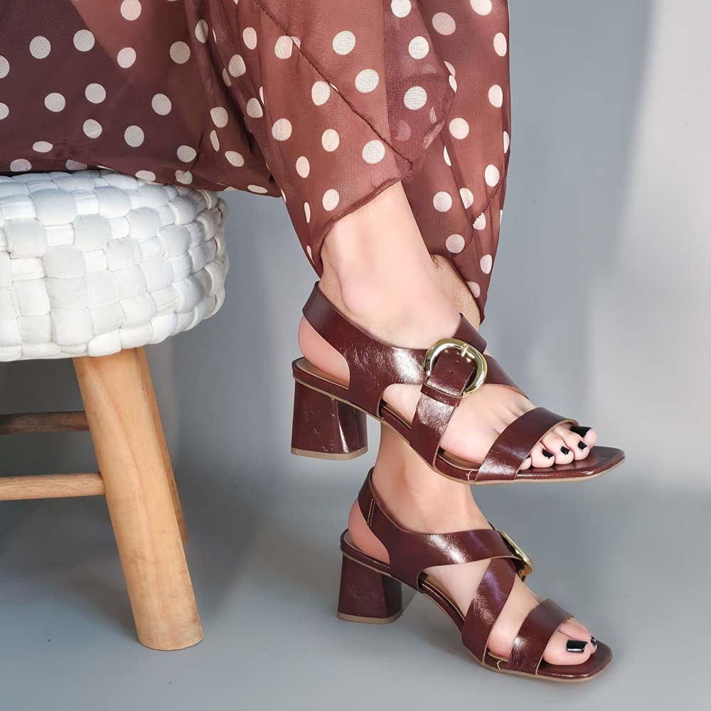 SANDÁLIA VIA SCARPA FIVELA MARROM FEMININA