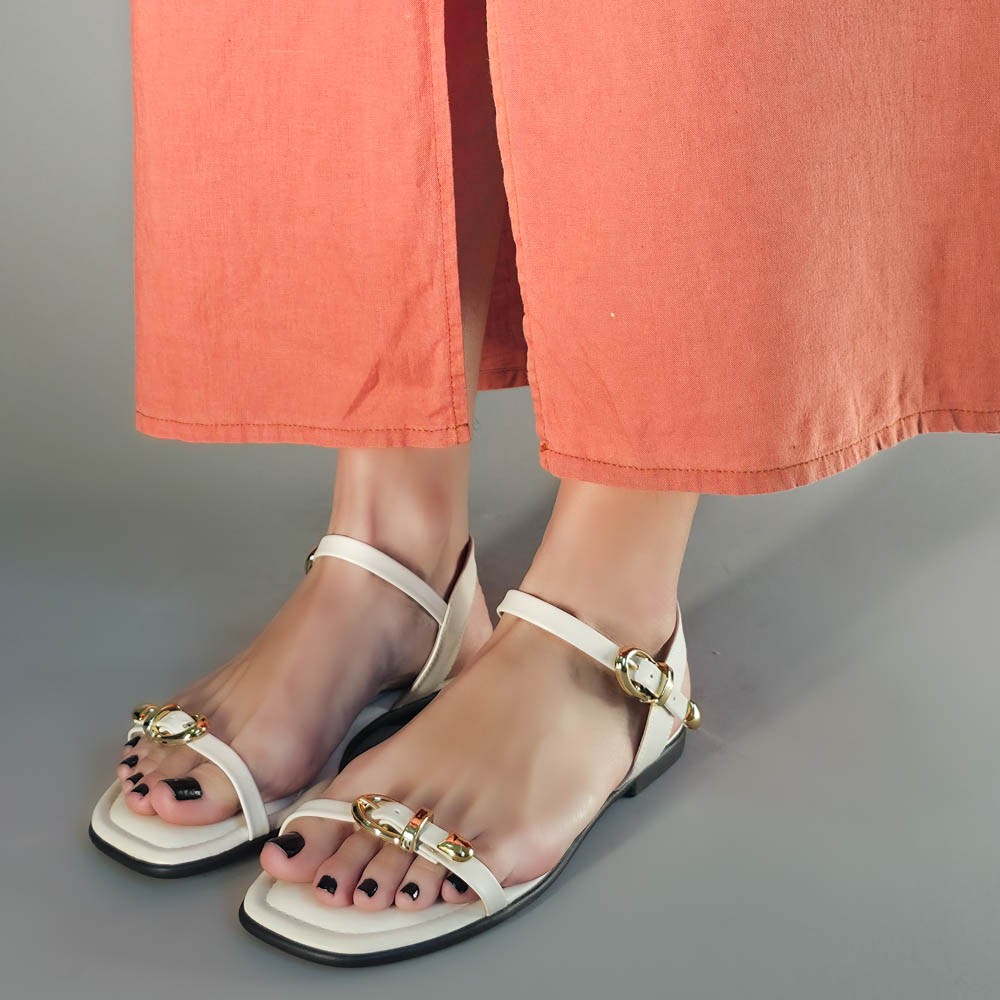 SANDÁLIA VIA SCARPA FIVELAS OFF WHITE FEMININA