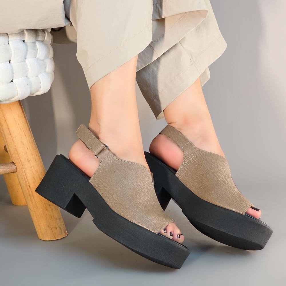 SANDÁLIA PLATAFORMA AYE-AYE FECHADONA CASTANHO FEMININO